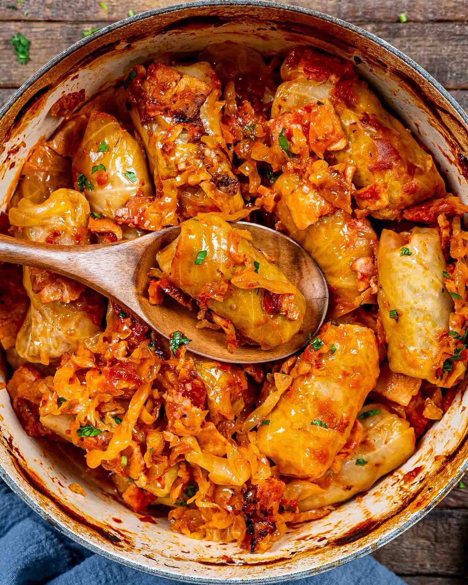 donkeretijden's tweet photo. #sarmale en #mititei gegeten bij de Roemeense buurtjes. Roemenen zijn echte #bbq lovers 🇷🇴 https://t.co/V2aI7RPsR2