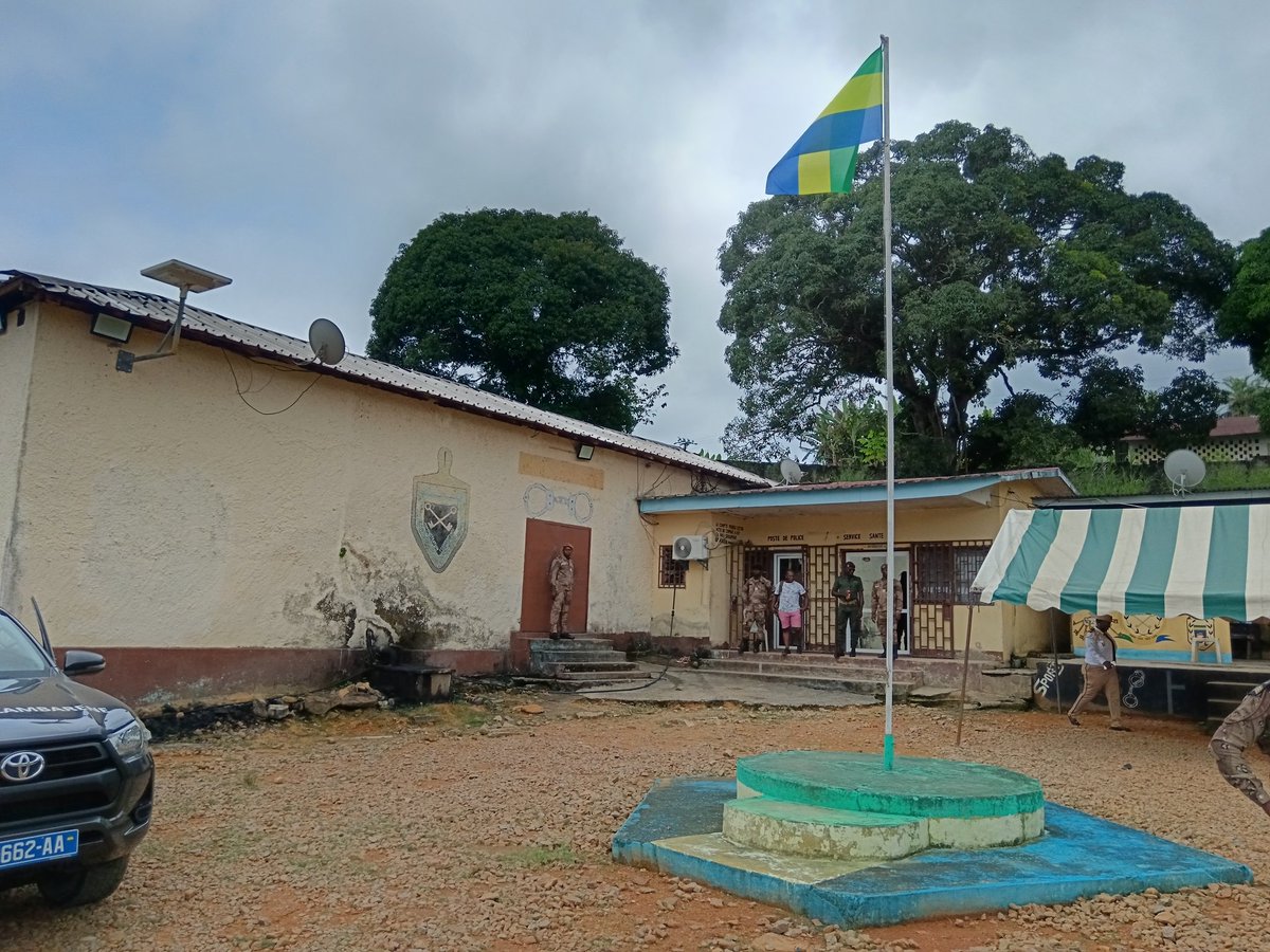 FabriceMauries's tweet image. Inauguration à la prison de Lambarene, en compagnie de MM. le Gouverneur et Maire, que je🙏, des ateliers de reinsertion des détenus, dans le cadre du #FEF &quot; égalité&quot;, œuvre de l&apos;ONG Sifos : salon de coiffure, briqueterie, couture, au sein de l&apos;emprise  carcérale.@Franceaugabon