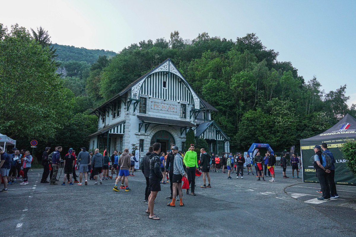 armees_zone_sud's tweet image. Très heureux d’avoir pris part à l’ascension du Pic du Jer aux côtés des artilleurs parachutistes du #35eRAP à Lourdes. Un très beau moment de cohésion lors duquel l’ensemble des fonds récoltés ont été remis à des associations d’aide aux blessées des armées. #AvecNosBlessés