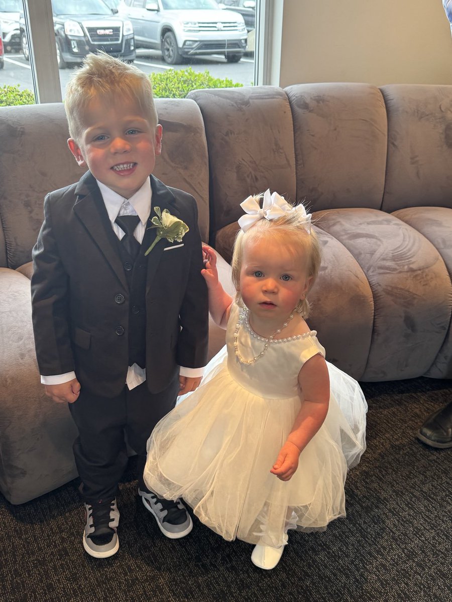 jefflytle_37's tweet image. Hudson and Haven did great as the ring bear and flower girl at Mr and Mrs Finley’s wedding.