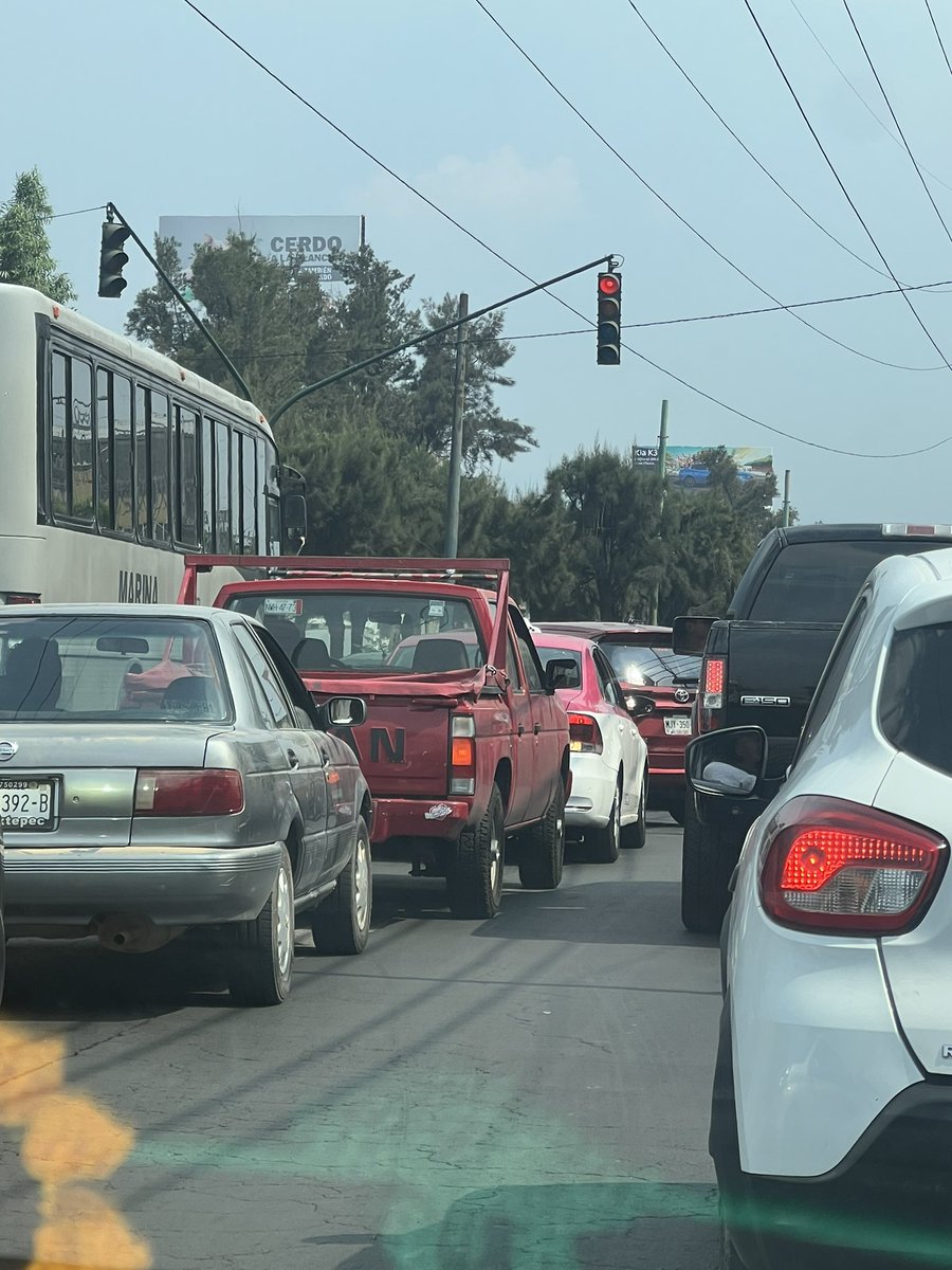 erikamooli's tweet photo. Periférico oriente totalmente parado, se dice que hay manifestantes. 
#Caosvial  
#Calor dentro del auto parado es un infiernito https://t.co/2Y47qUn1J4