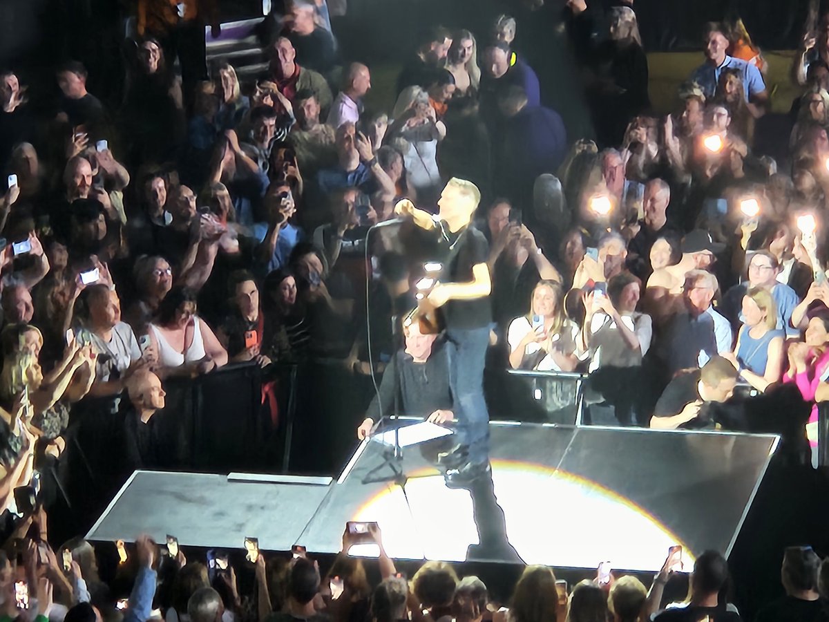 ClaireWard4EM's tweet photo. Non stop rocking in the city of Robin Hood tonight. #BryanAdams #MotorpointArena in Nottingham. #EverythingIdoIdoitforyou https://t.co/A9HQ2KPzqa