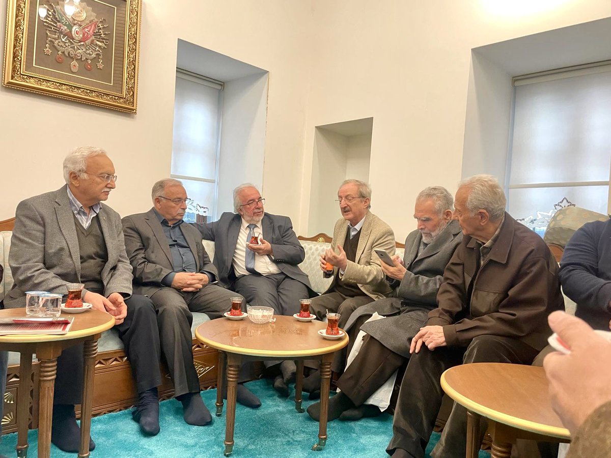 Birlik Vakfı’nın Çemberlitaş’daki Genel Merkezi’nde “Geçmişten Günümüze Kültür Şehri İstanbul” başlıklı bir sunum yaptım. Nazik misafirperverlikleri için başta Vakfın İstanbul Şube Bşk. Hüseyin Öztürk ağabey olmak üzere tüm Birlik Vakfı ailesine ve katılımcılara teşekkür ederim