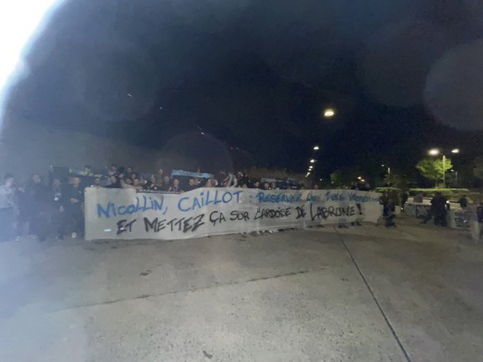 « 𝗡𝗜𝗖𝗢𝗟𝗟𝗜𝗡, 𝗖𝗔𝗜𝗟𝗟𝗢𝗧 : 𝗥𝗘́𝗦𝗘𝗥𝗩𝗘𝗭 𝗨𝗡𝗘 𝗧𝗔𝗕𝗟𝗘 𝗩𝗘𝗡𝗗𝗥𝗘𝗗𝗜 𝗦𝗢𝗜𝗥 𝗘𝗧 𝗠𝗘𝗧𝗧𝗘𝗭 𝗖̧𝗔 𝗦𝗨𝗥 𝗟’𝗔𝗥𝗗𝗢𝗜𝗦𝗘 𝗗𝗘 𝗟𝗔𝗕𝗥𝗨𝗡𝗘 ! »

La banderole des supporters du Havre pour les présidents de Montpellier et Reims. 🤣🤣🤣

📸 <a href="/MimoBH93/">Mimo</a>