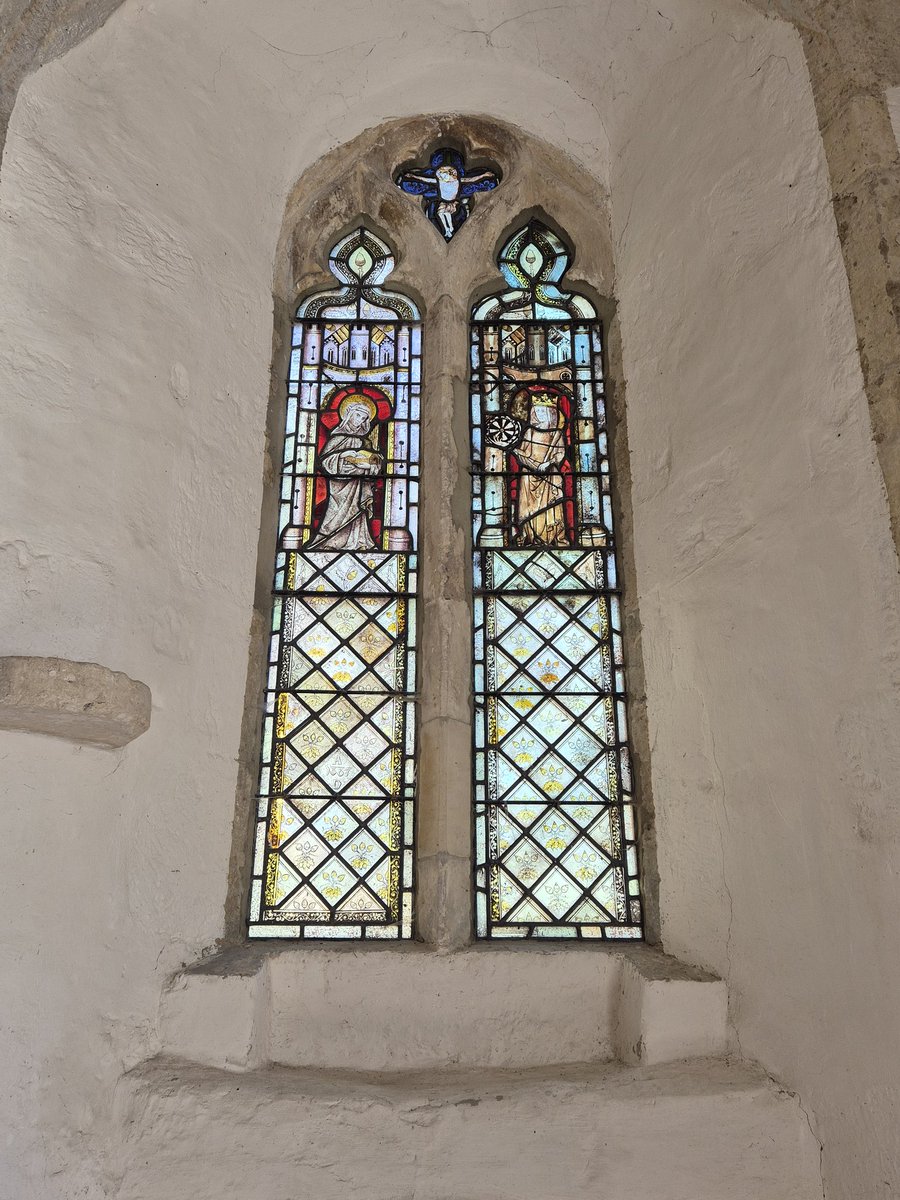 AlabasterMiss's tweet image. St Peter's has one fabulous window of #medieval #StainedGlassSunday: St Cecilia with her organ on the left, St Catherine with her dartboardish wheel on the right, a crucifixion at the top. Delightful little acorns at the top of the saints windows!