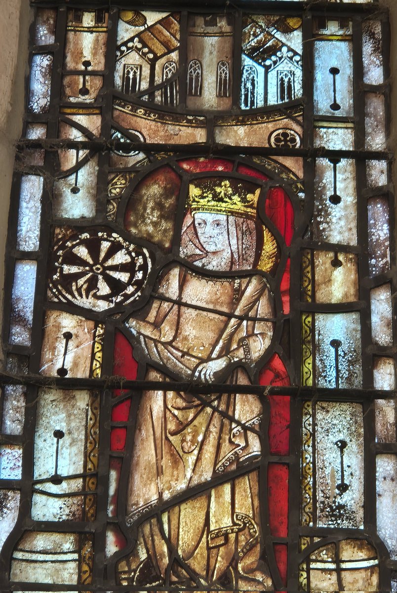 AlabasterMiss's tweet image. St Peter's has one fabulous window of #medieval #StainedGlassSunday: St Cecilia with her organ on the left, St Catherine with her dartboardish wheel on the right, a crucifixion at the top. Delightful little acorns at the top of the saints windows!