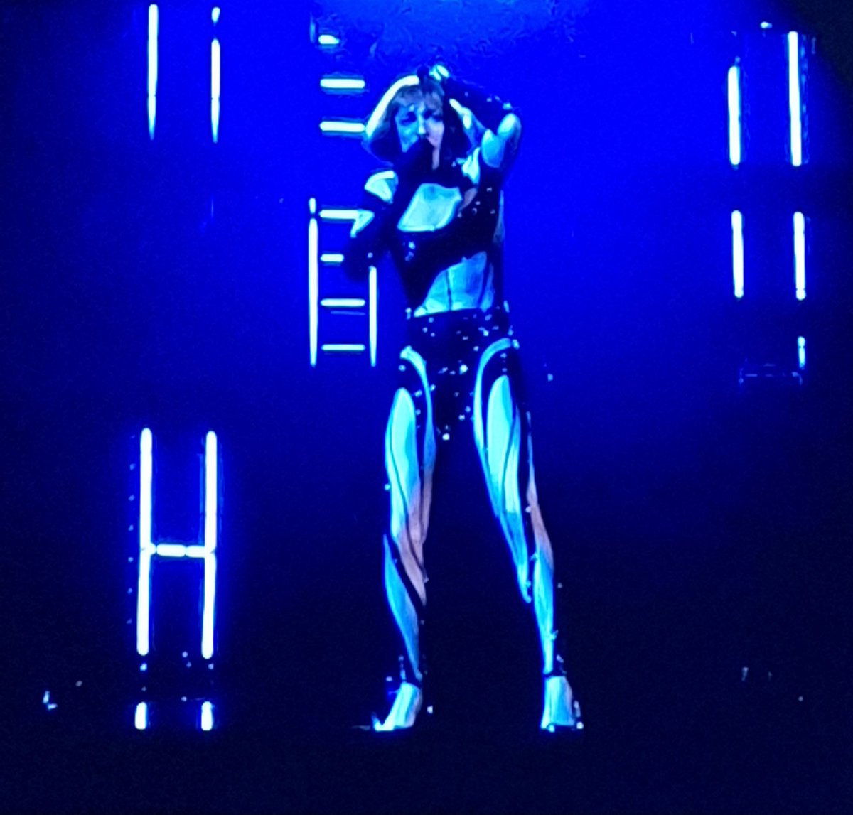 Wat kan ze lekker zingen hè,  die Celine Dion...

 #Songfestival