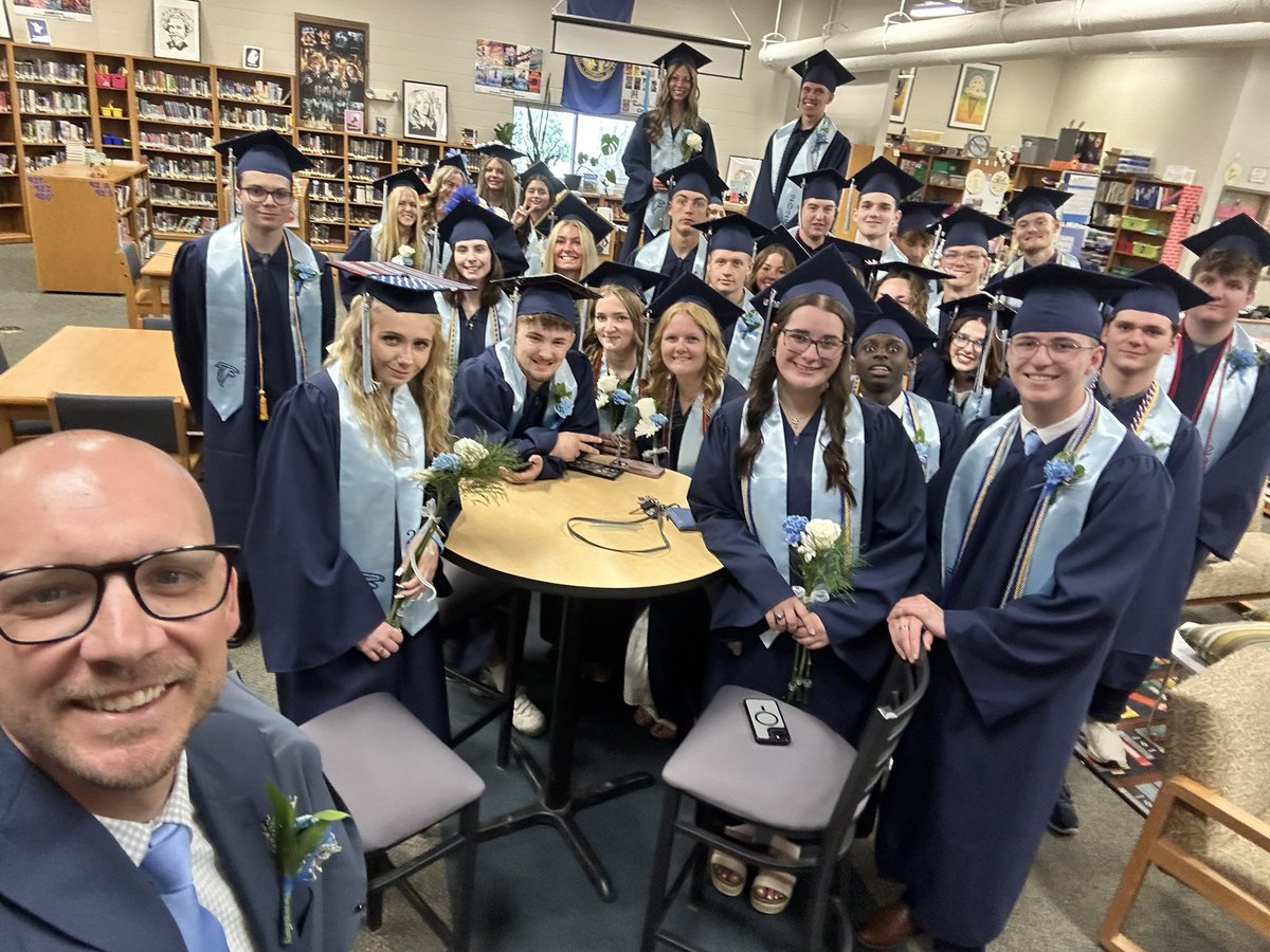 CodyWallinger's tweet photo. Another one in the📚books‼️ 🙏🏻Thank you to the🐦Freeman Public Schools🎓Class of 2️⃣0️⃣2️⃣5️⃣ for your💪🏻leadership‼️ You’ve left a🙌🏻positive impact on everything you’ve touched, and I’m beyond😊excited to👀watch how you go and make a difference in this🌎world‼️ https://t.co/e3RzeXxFU8