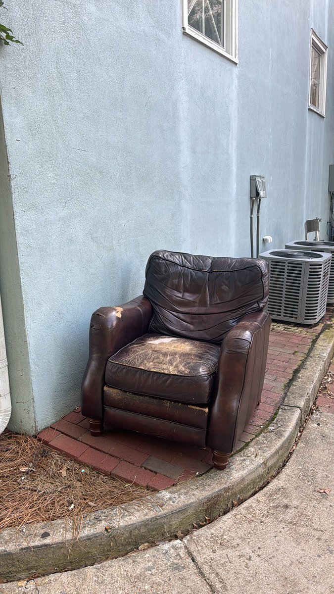 jacobtuten's tweet image. Retiring the world’s comfiest recliner. Behind bob’s bottle shop if you want to give her a new life (lightly used)
