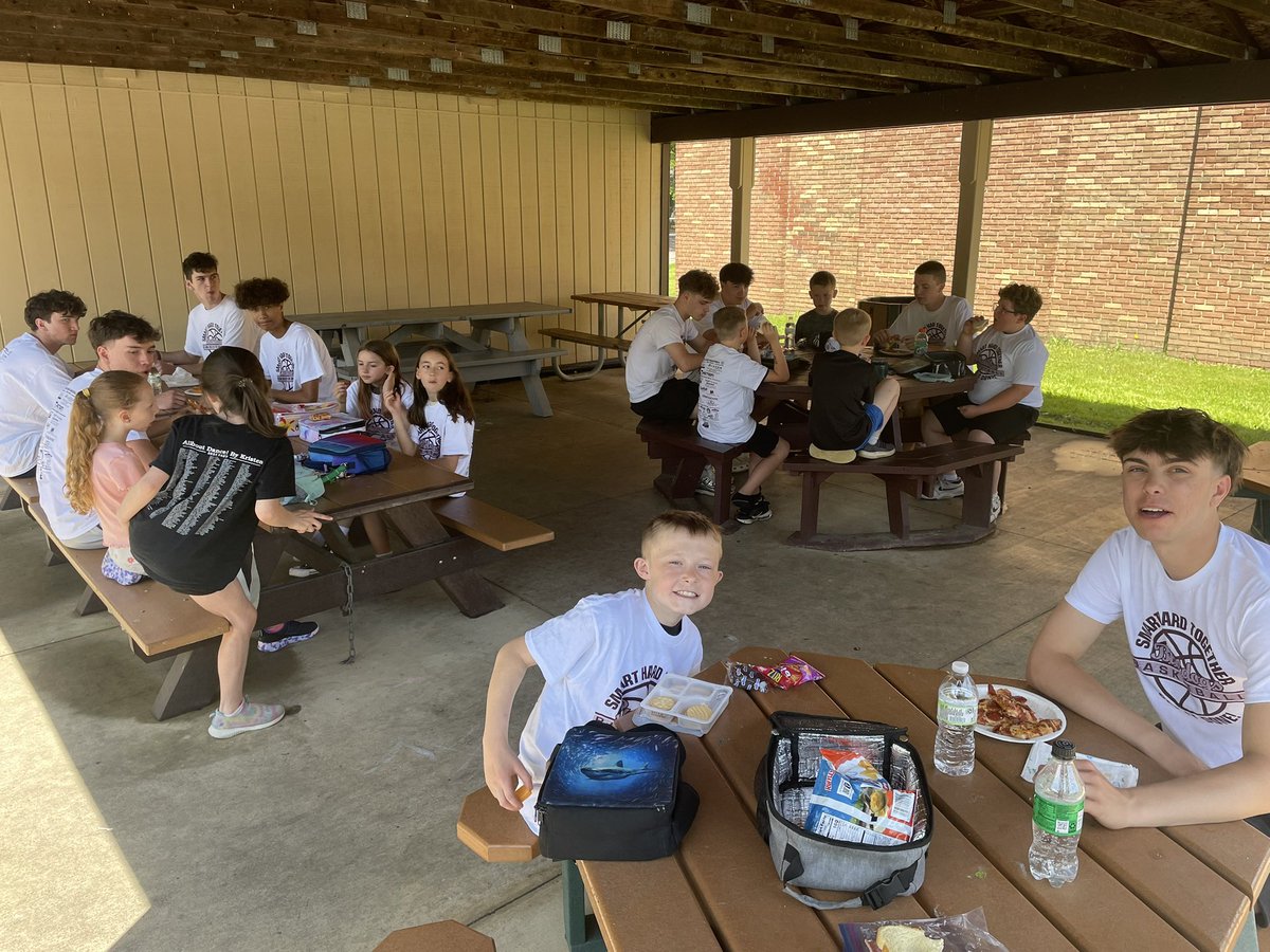 StowBoysHoops's tweet photo. We enjoyed spending the afternoon with our pen pals in Mrs Verde’s 3rd grade class at Indian Trail yesterday. Incredibly proud of how our guys embraced these youngsters. Proud day to be a Bulldog.
#Legacy https://t.co/vRQ1dWDXa4