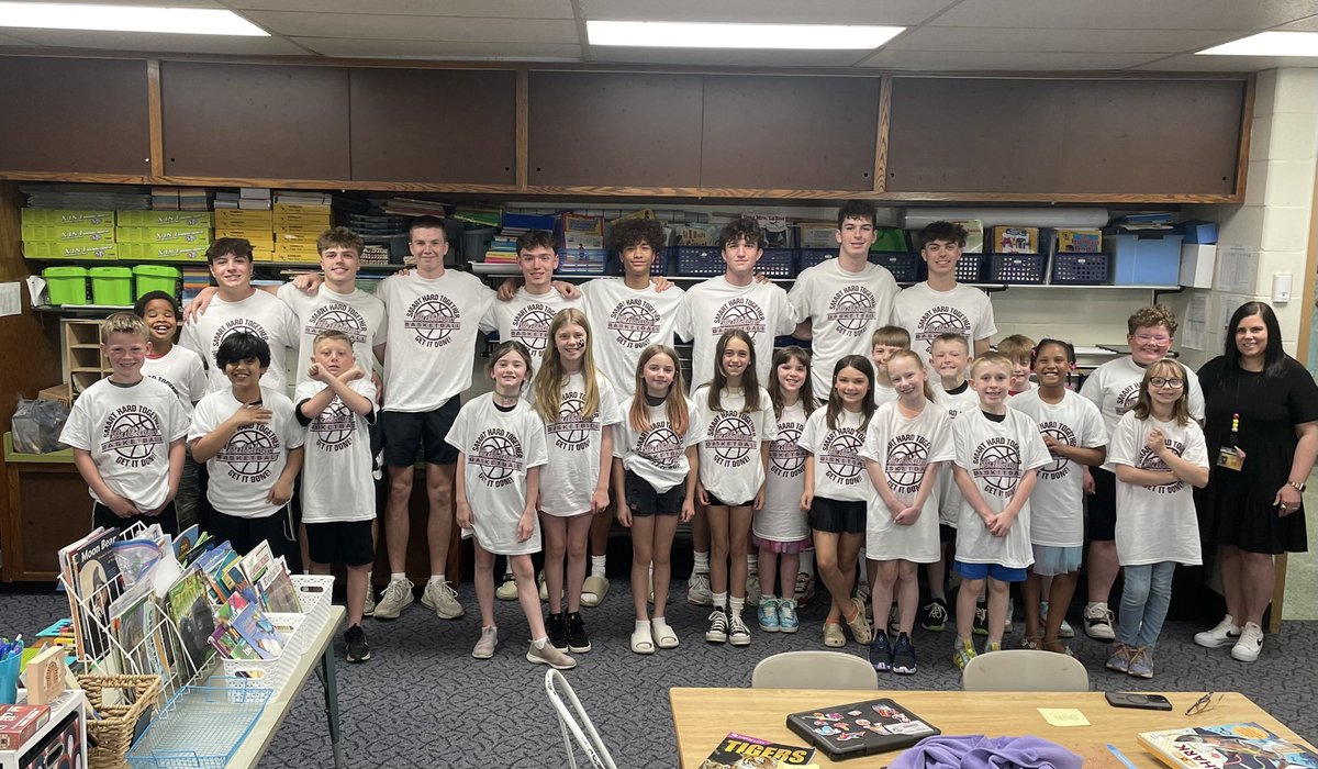 StowBoysHoops's tweet photo. We enjoyed spending the afternoon with our pen pals in Mrs Verde’s 3rd grade class at Indian Trail yesterday. Incredibly proud of how our guys embraced these youngsters. Proud day to be a Bulldog.
#Legacy https://t.co/vRQ1dWDXa4