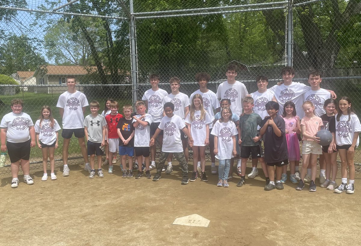 StowBoysHoops's tweet photo. We enjoyed spending the afternoon with our pen pals in Mrs Verde’s 3rd grade class at Indian Trail yesterday. Incredibly proud of how our guys embraced these youngsters. Proud day to be a Bulldog.
#Legacy https://t.co/vRQ1dWDXa4
