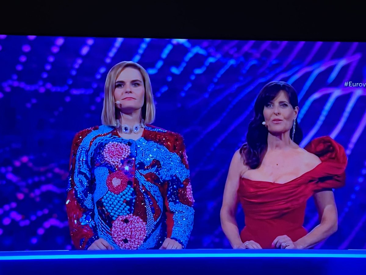 Y la chaqueta navideña de la presentadora… la ha reciclado? #EurovisionRTVE