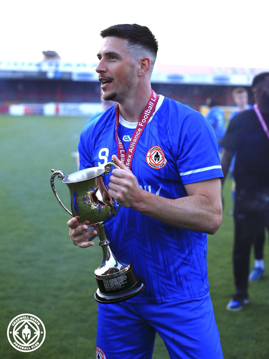 That look of disbelief from ⁦<a href="/Mazworth/">Mazzie</a>⁩ as he hold the Fenton Cup.

#SupportLocalFootball #photography #sportsphotography #Essex #community #history #proud #SpartanStrong #ChadwellHeath #winners