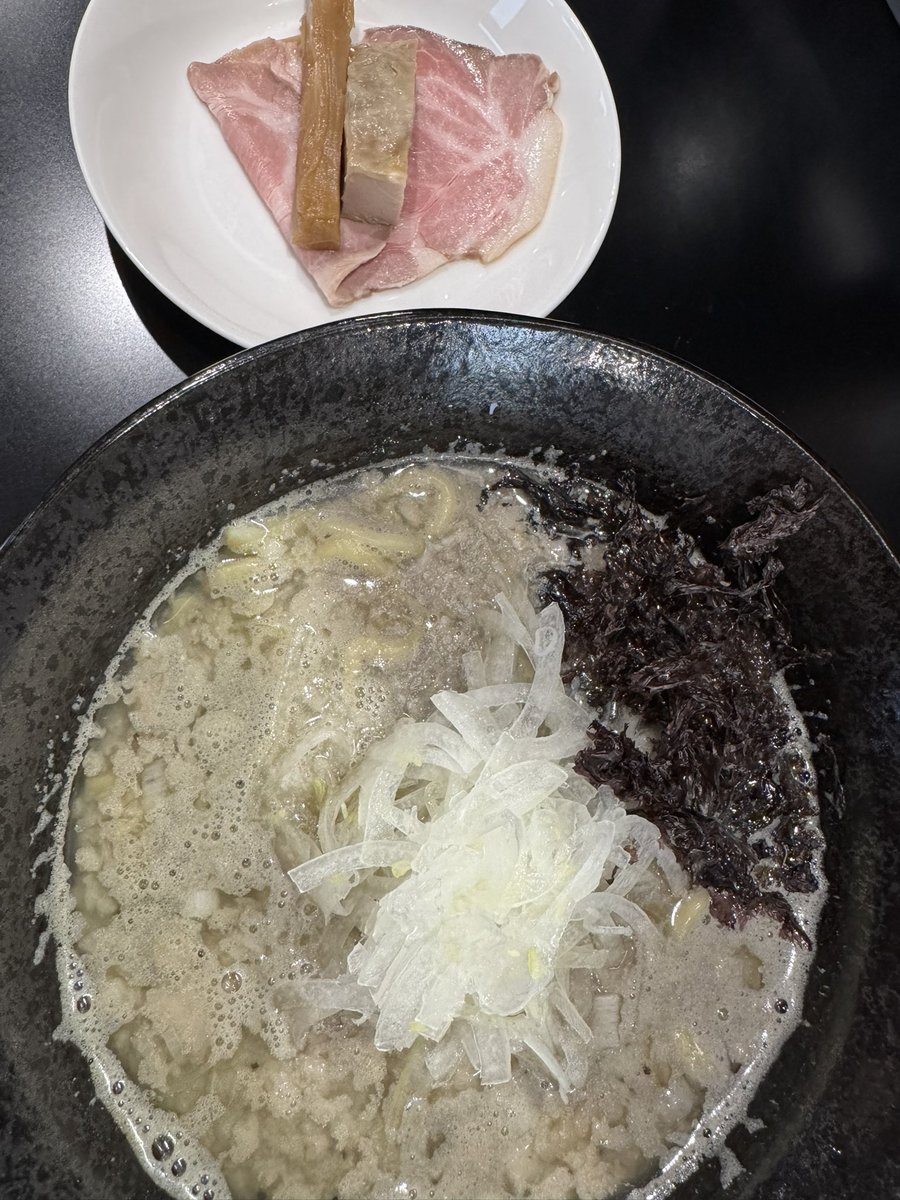 菊川市 787さん
週末のお楽しみ！787さんでの朝らー！今日は『背脂煮干』です。ちょうど良い、ほど良い煮干し感と味わい。美味しいですね。やり過ぎの店も有りますが…ほど良く、煮干しの美味しいが感じられる、このラーメンは琴線に触れる味わいです。ご馳走様でした！