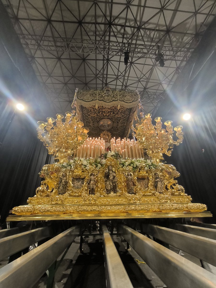 Noche histórica e inolvidable bajo tus varales en Roma. Te quiero, Esperanza! 💚
#CofradíasMLG
