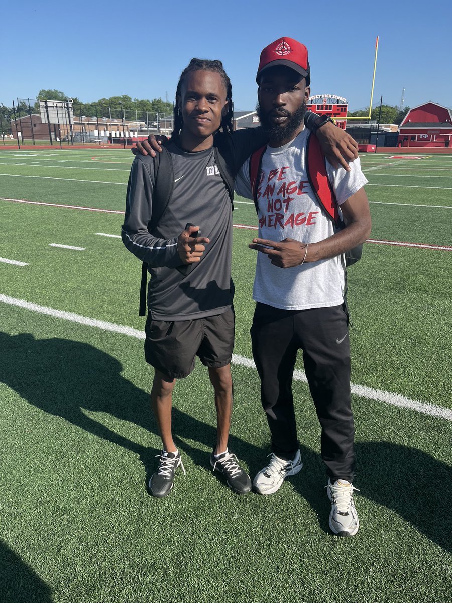 TerranceEdmond4's tweet photo. Great link up with a long time friend FAMU WR’S coach Locke https://t.co/D91DoaqQHJ