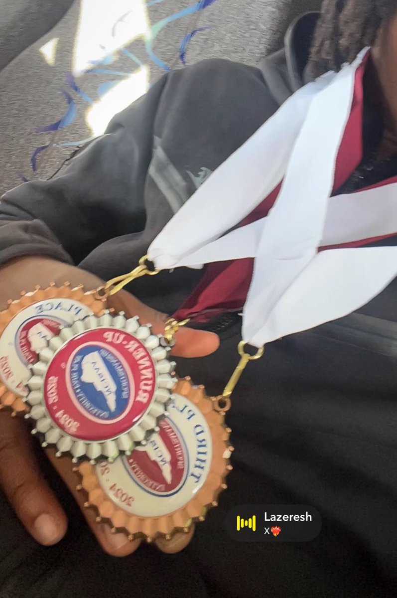 EshoiEwers's tweet image. ❗️State championships ❗️
Triple jump 2nd (43” PR)
Long jump 3rd
4x200 3rd lane 6 third leg (1:29) PR
4x100 4th lane 6 second leg (42.87) PR
Left with 3 medals!! @RecruitReady @CoachCampbell_ @DaylonSmith1 @CoachKen17 @SFACoachMartin @greeniesports @_CoachTAllen @tsvault