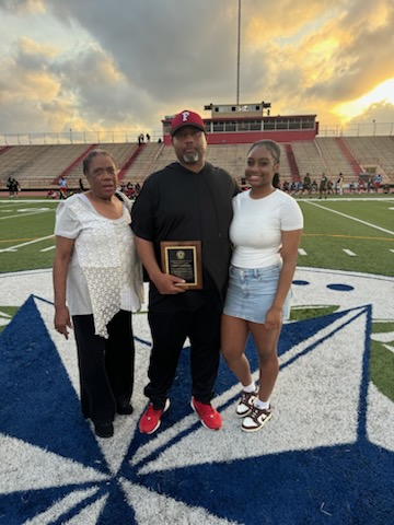 CornellGray1's tweet image. I had a great time Coaching in my last game in HISD. The All-Star game was a success. I appreciate you @AndreWalkerI for showing me Love at Halftime. #Itsbeenreal

 @FurrAthletics @FurrHS @cantguard6ixx_ @wakeemupp3 @JayBenson75 @PancakeEm50 @HISDAthletics