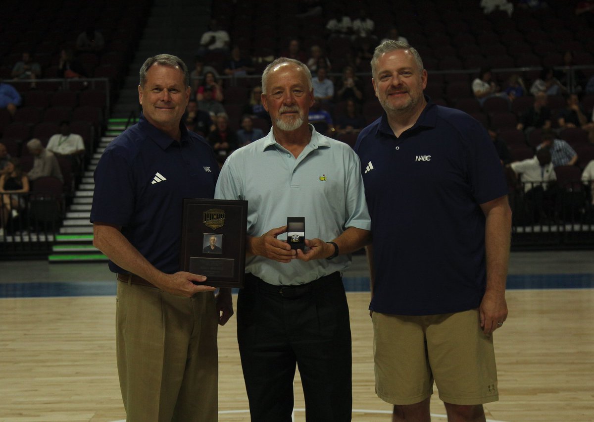 NJCAAMBBCoaches's tweet image. NJCAA HALL OF FAME 🏅
CLASS OF 2025
Today @ halftime, we honored the four @NJCAAMBBCoaches Hall of Fame inductees!
Kirby Johnson, Temple (TX)
Jerry Burns, Monroe (NY)
Terry Carroll, Southeastern (IA)/Indian Hills (IA)
Filiberto Rivera, Southeastern (IA)
#NJCAABasketball 🏀