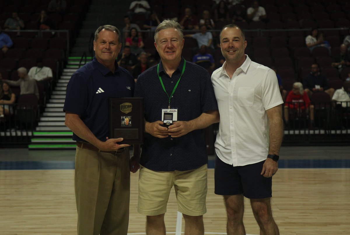 NJCAAMBBCoaches's tweet image. NJCAA HALL OF FAME 🏅
CLASS OF 2025
Today @ halftime, we honored the four @NJCAAMBBCoaches Hall of Fame inductees!
Kirby Johnson, Temple (TX)
Jerry Burns, Monroe (NY)
Terry Carroll, Southeastern (IA)/Indian Hills (IA)
Filiberto Rivera, Southeastern (IA)
#NJCAABasketball 🏀