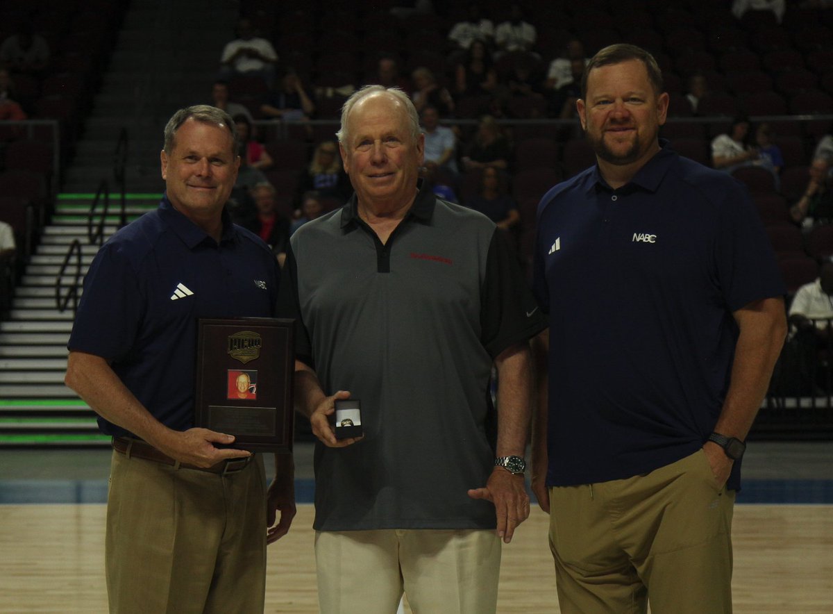 NJCAAMBBCoaches's tweet image. NJCAA HALL OF FAME 🏅
CLASS OF 2025
Today @ halftime, we honored the four @NJCAAMBBCoaches Hall of Fame inductees!
Kirby Johnson, Temple (TX)
Jerry Burns, Monroe (NY)
Terry Carroll, Southeastern (IA)/Indian Hills (IA)
Filiberto Rivera, Southeastern (IA)
#NJCAABasketball 🏀