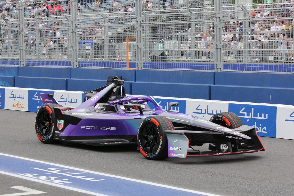 racingdriver_jp's tweet photo. 予選に向かう各選手
コースインを前に精神を統一しアタックに臨みます。
#PascalWehrlein #DanTicktum #JeanEricVergne
#FEjp #フォーミュラE #TokyoEPrix https://t.co/gvyp6jay0F
