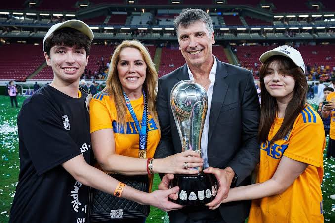 <a href="/TigresOficial/">Club Tigres 🐯</a> <a href="/CEMEXMx/">Cemex México</a> Hay que agradecer a la directiva de cagada por haber corrido al único que hizo competir a esta plantilla. Nos tuvo a 10 minutos de ser bicampeones con prácticamente el mismo equipo, y se lo agradecieron despidiéndolo y difamándolo.
Vuelve <a href="/LosSiboldis/">Robert Dante Siboldi</a>.