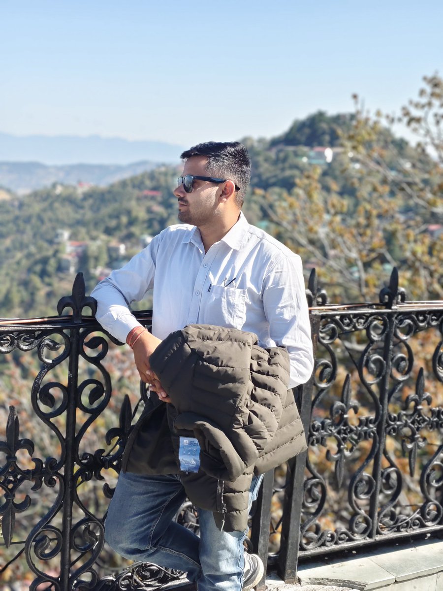 मुझे खबर थी मेरा इन्तजार घर में रहा
ये हादसा था कि मैं उम्र भर सफर में रहा ✍️✍️