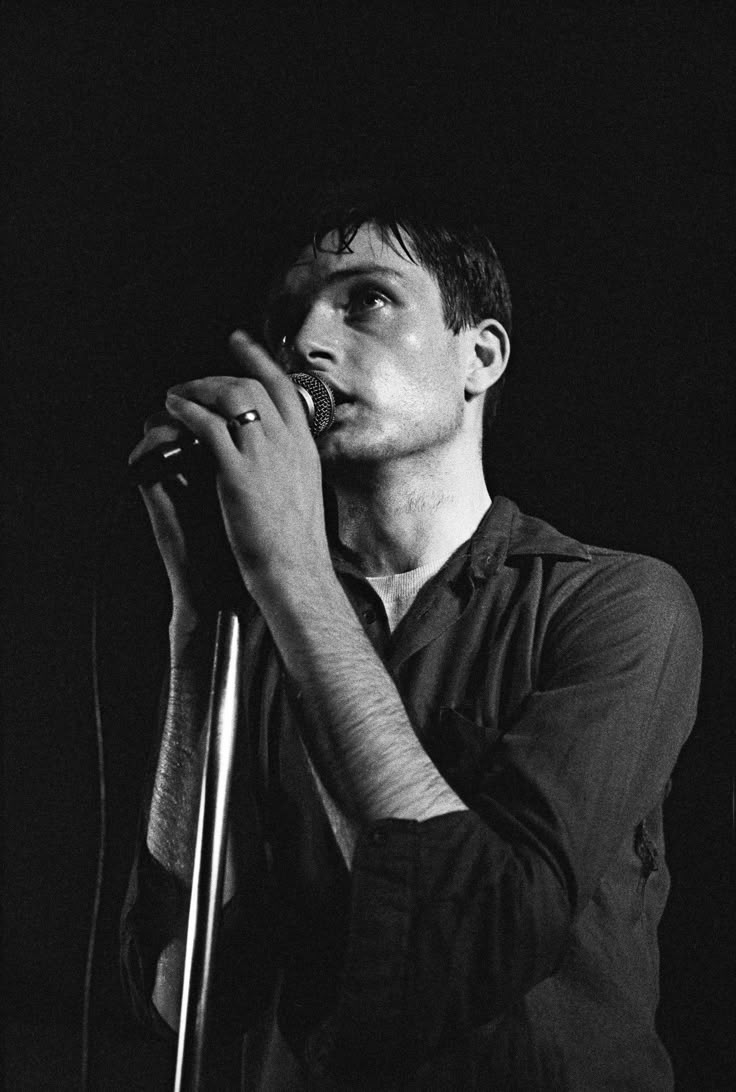 45 years ago today
In memory of Ian Curtis, who suffered from both epilepsy and depression, took his life on May 18, 1980, on the eve of Joy Division's first North American tour, and just before the release of their second album

📸 K. Cummins 

#postpunk #joydivision #iancurtis