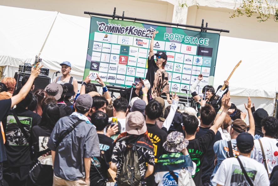 comingkobe's tweet photo. COMING KOBE25 PORT STAGE
トップバッターはAll I Clacks‼️
雨予報だったとは思えない晴天にばっちりと合っているアツい音楽で会場も大盛り上がり！！！激アツPORT STAGEの開幕です☀️
#カミコベ https://t.co/wvPvWHa56N