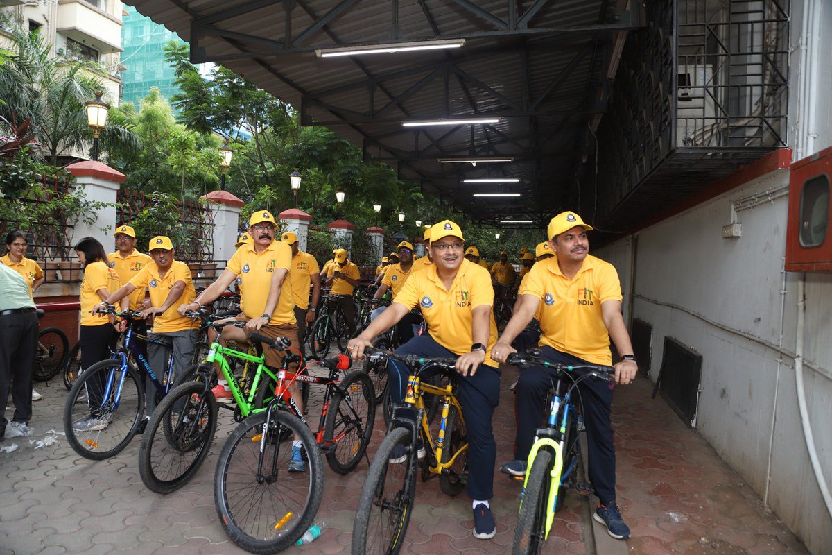 Sh. K.R. Uday Bhaskar, Principal Chief Commissioner CGST Mumbai and Bollywood Star <a href="/SunielVShetty/">Suniel Shetty</a> flagged off the Cycle Marathon from CGST Bhawan, Churchgate, Mumbai today. 🚴‍♂️✨ #SundayOnCycles #8YearsOfGST #CycleMarathon #FitnessForAll
<a href="/cbic_india/">CBIC</a> 
<a href="/FitIndiaOff/">Fit India Movement</a>