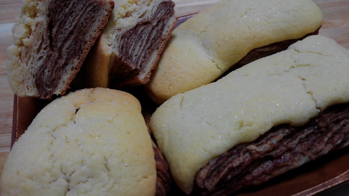 #天界学園飯テロ部 #手ごねパン
チョコシート作ったので、折り込んでついでにクッキー生地乗せて焼いてみました～💫
まだまだ折り込むと発酵後の形が崩れるのが多いですね…
成形もっと気を付けないと～