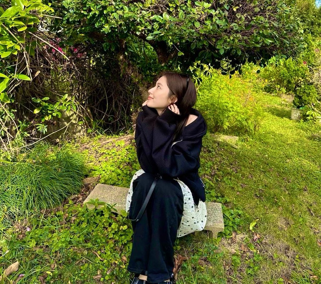 ⠀

                   SUN 0518  ╱ SNS UPDATE  —  
                   Just finished a satisfying brunch w/
                   my ex &amp; her fam. They had no idea
                   we’re broken up but that doesn’t 
                   matter. I’m still the fav anak 😆

⠀