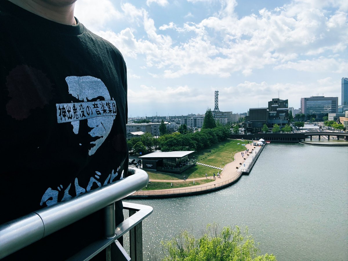ebikichi2010's tweet photo. 唐突に宣伝活動。
#DUSTBABY を富山県の「世界一美しいスタバ」と言われている富山環水公園店付近で。(バンドT来て歩き回っているだけです)
気温も上がってきて、暑いくらい。チラ見される視線がチクチクと心地よいw
#神出鬼没の音楽集団
#キャバレィロックンロゥル
#活動拠点は苫小牧 https://t.co/6dIufhGz1w