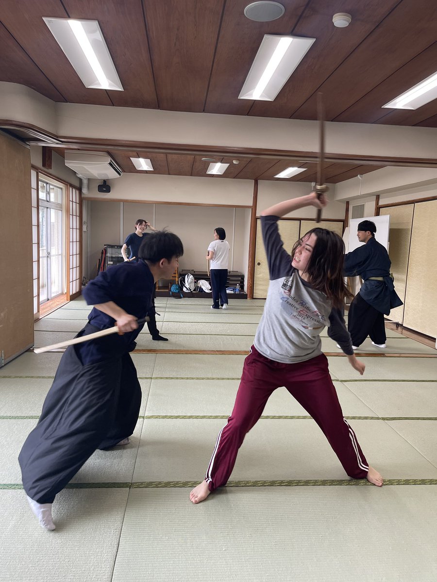 ichido2016's tweet photo. 忍者アクションクラス!
今日は小刀(逆手)の構えに加え、打撃を組み合わせたアクションの練習をしました。
体の使い方や間合いを意識しながら、リアルな動きに挑戦しました。
#忍者 #アクション #殺陣 #サムライ #壱童 #NinjaAction #SamuraiTraining https://t.co/DjmeXph6Dr