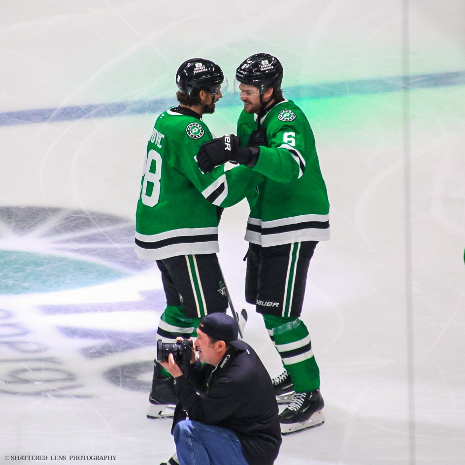 ShatteredLensTX's tweet image. LIAN &amp;amp; PETRO HUG!

#TEXASHOCKEY