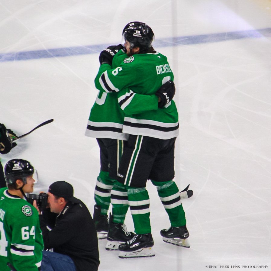 ShatteredLensTX's tweet image. LIAN &amp;amp; PETRO HUG!

#TEXASHOCKEY