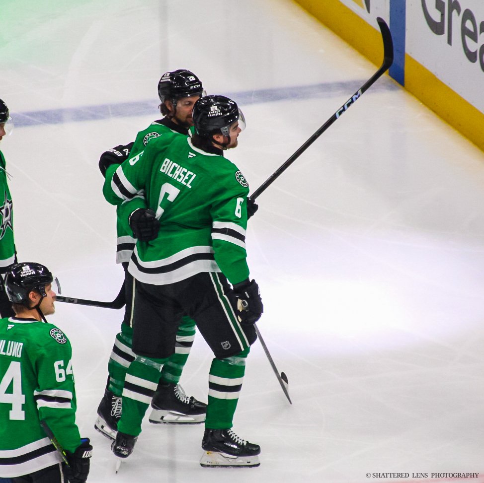 ShatteredLensTX's tweet image. LIAN &amp;amp; PETRO HUG!

#TEXASHOCKEY