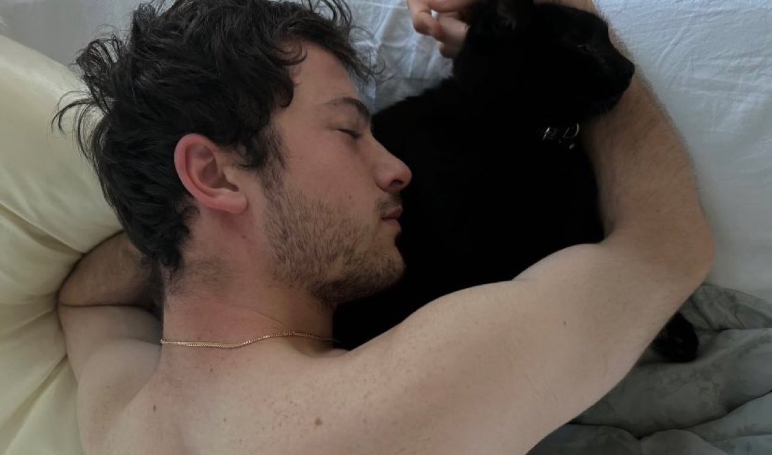 dylanmthinker's tweet image. dylan minnette boyfriend material 🙏🏻