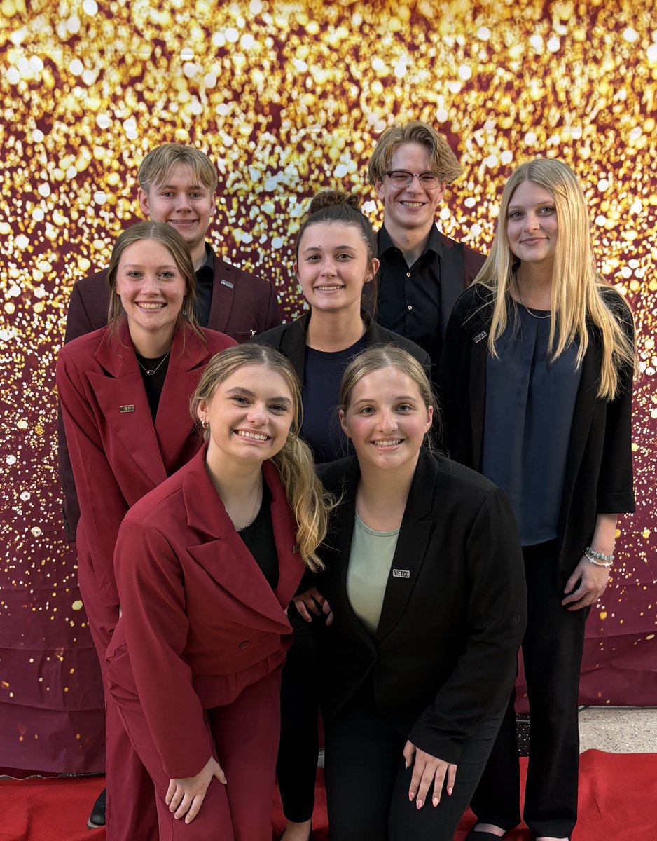 HumphreyPublic's tweet photo. So very proud of these speech competitors! They gave it their all and competed against the best in the nation. And some of them are even coming home with hardware. Gooo Bulldogs! https://t.co/Rum61gdP49