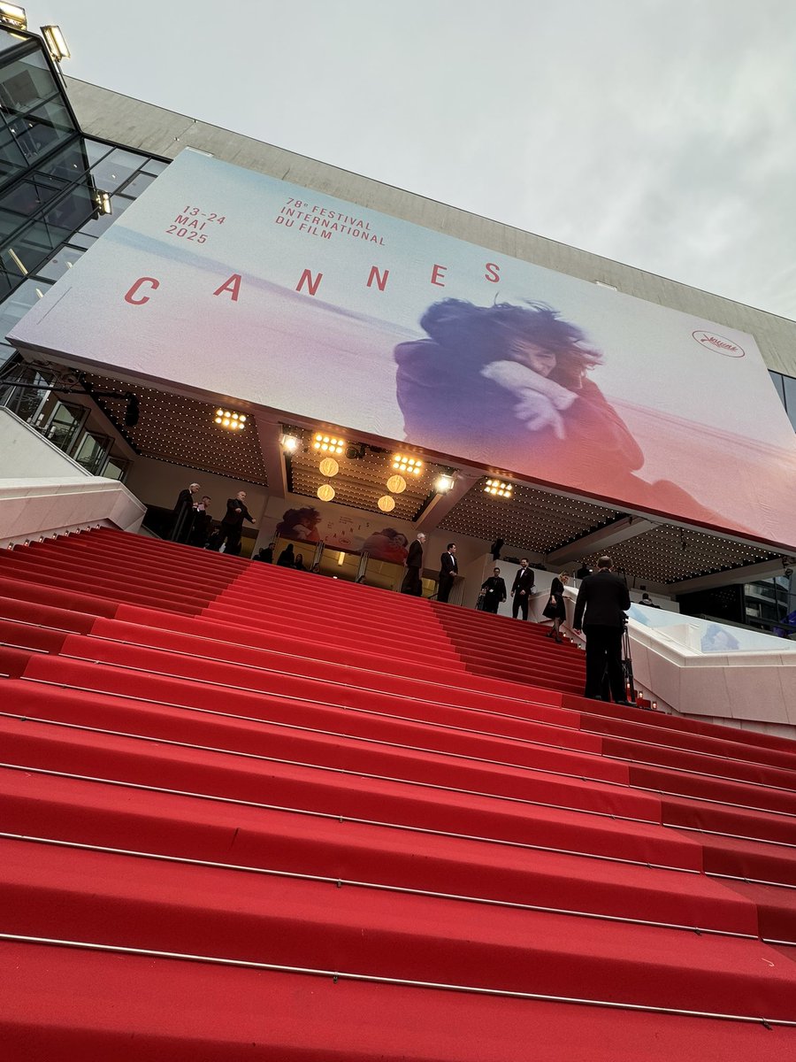 caplevillephoto's tweet photo. カンヌ映画祭に来ております！ある視点部門の『遠い山なみの光』で広瀬すずさんとご一緒させて頂きました^_^
広瀬すずさんとにかく美しく光っていました。
カンヌってマジックな場所です〜
#カンヌ映画祭 https://t.co/d2QxzpJAhR