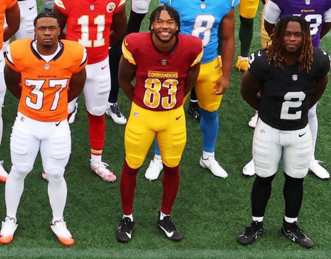 KevSportsBurner's tweet image. I was told RJ Harvey was small, but here he is compared to Ashton Jeanty, both standing the same distance from the camera. This is about as good of a comparison as you can get lol