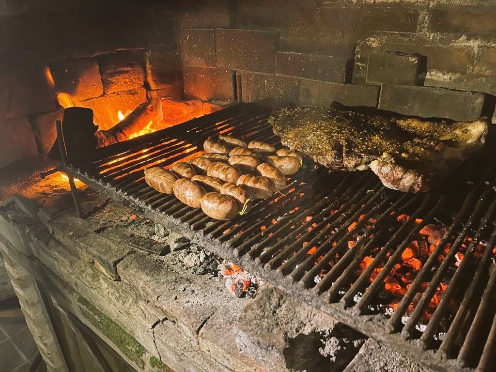 TendenciasNac's tweet photo. La nochecita perfecta: asado, fernet y truco. https://t.co/Sks1JzJDhQ