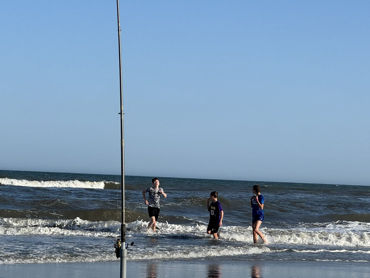 GlennGRobbins's tweet image. Opened the pool and drowned some bait while playing with cousins on the beach. #GreatDay #SaltLife #Blessed