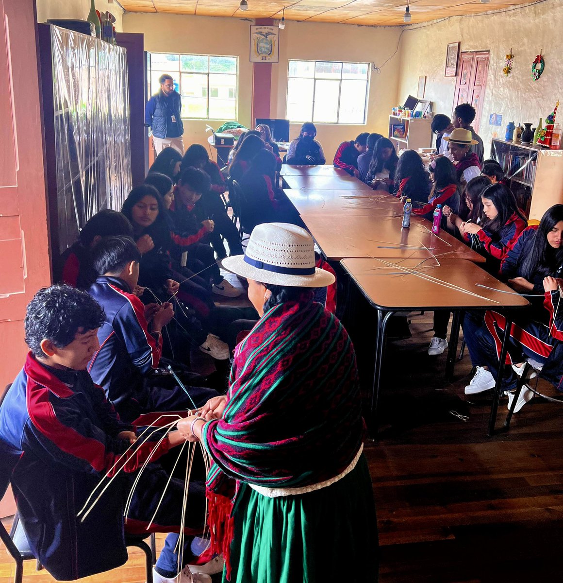 CulturaCUE's tweet photo. 📍 El Museo salió al encuentro de la comunidad.
En el #DíaInternacionalDeLosMuseos, llevamos el #MuseoEnTerritorio a la #Biblioteca de #Paccha 📚🎥.
Fotos, videos y sombreros para que el MMPTS llegue donde tú estás 👒💛
#MMPTS #MuseoDelSombrero #PajaToquilla #SomosCulturaViva https://t.co/WHdZandIBI