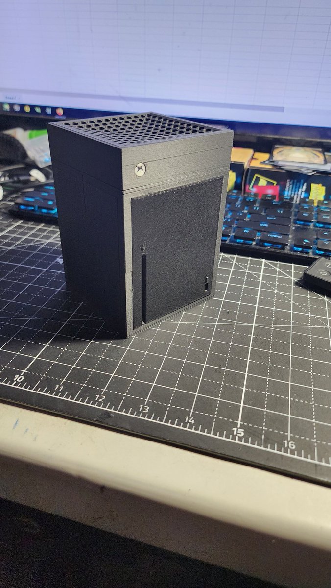 TsunKawaVM's tweet photo. Here is a #XboxSeriesX I did as a deck box for one of my commander decks.

I would love to see what @XboxP3 thinks of this small Series X. https://t.co/Kh6NKDbJU3