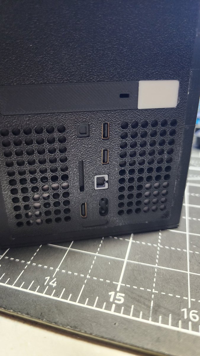 TsunKawaVM's tweet photo. Here is a #XboxSeriesX I did as a deck box for one of my commander decks.

I would love to see what @XboxP3 thinks of this small Series X. https://t.co/Kh6NKDbJU3