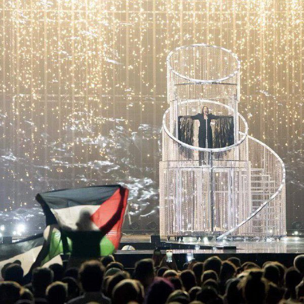 MilliyetciX's tweet photo. "Eurovision'da Tarihi Fotoğraf!"

İsrail'in performansı sırasında Filistin bayrağının açılması dünya gündemine oturdu. https://t.co/5rZ9ax9wqi