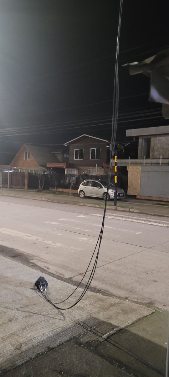 saettoner's tweet photo. Buenas noches @clarochile_cl  en camino Parque Lantaño 700 hay un módulo de fibra caído. https://t.co/5FhlsiBIMO